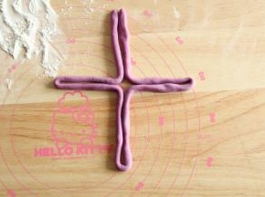 取一面团搓成80CM长条，撒粉防粘。整理成十字形。接着按图整形即可。