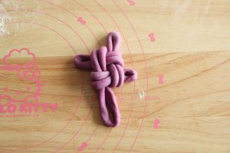 最后穿过底下的孔洞。略微整理成结。