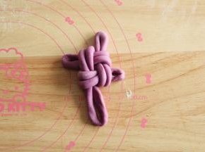 最后穿过底下的孔洞。略微整理成结。