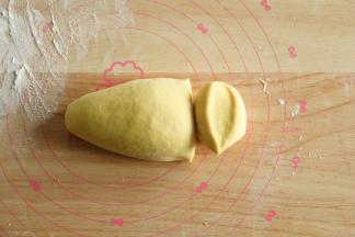 南瓜面团发酵完毕，蘸粉戳洞不回弹、不塌陷。撒粉揉匀排气，大概6-8分钟，排气结束，面团内部是没有明显气泡的。