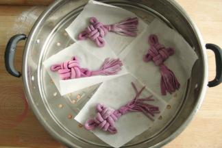 全部造型完毕，冷水上锅，盖盖醒发至1.5倍大。然后直接开火蒸，上汽后计时8分钟，关火后等10分钟，开盖冷凉。