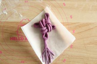 穗子用面团取1/6擀开成长方形，顶端不切断，下面切开成穗子，组装到中国结上即可。可蘸一点水帮助组装。