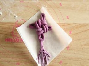 穗子用面团取1/6擀开成长方形，顶端不切断，下面切开成穗子，组装到中国结上即可。可蘸一点水帮助组装。