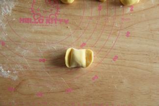 往上折包住，两边捏紧往里按压！