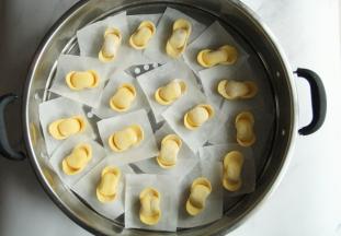 整形完毕后，垫油纸，冷水上锅，盖盖醒发15-20分钟。大火蒸，上汽后转中火计时10分钟，关火后焖5分钟出锅！