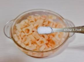 加入水，1勺盐泡10分钟。