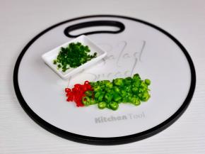 辣椒洗净切段，小葱切葱花。