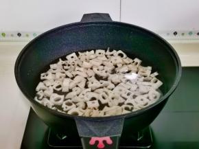 藕丁冷水下锅，再加入1勺盐，烧开后煮熟捞出过冷水。
