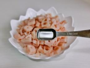 藕丁装盘，加入米醋，按个人口味增减醋的量。