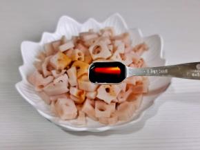 再加入1勺酱油。