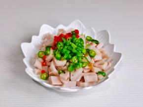 加入切好的辣椒拌均匀。