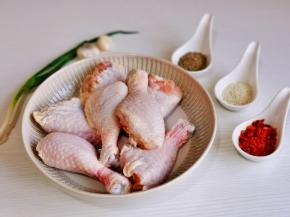 准备食材，鸡腿泡冷水，将血水泡出。