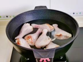 鸡腿冷水下锅，烧开煮3分钟捞出用温水冲洗干净。
