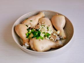 鸡腿沥干水分放入盘中，加入切好的葱花，蒜末。