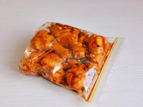 连料汁一起倒入食品袋中，密封好入冰箱冷藏室腌制一夜。