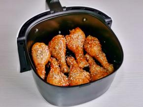 25分钟后，去掉油纸，锡纸，鸡腿直接放在烤网上，撒上芝麻，孜然，180度烤10分钟即可。