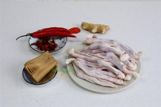 食材： 鸭掌500克、酸笋1块（约150克）、红辣椒2个、干辣椒、甜辣椒酱、生姜、大蒜、啤酒、酱油、盐、花生油、陈皮。