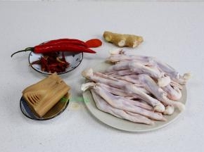 食材： 鸭掌500克、酸笋1块（约150克）、红辣椒2个、干辣椒、甜辣椒酱、生姜、大蒜、啤酒、酱油、盐、花生油、陈皮。