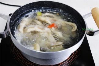 煮锅倒入适量的水煮沸，放入鸭掌、生姜、陈皮，再次煮沸的时候，锅里有很多漂浮的白沫，用勺子撇掉。汆烫好捞出，过冷水，沥干水。