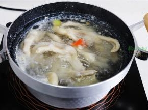 煮锅倒入适量的水煮沸，放入鸭掌、生姜、陈皮，再次煮沸的时候，锅里有很多漂浮的白沫，用勺子撇掉。汆烫好捞出，过冷水，沥干水。