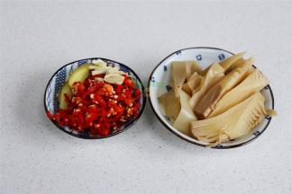 准备工作，鸭掌解冻清洗干净，不需要切小，整个鸭掌清洗即可。红辣椒、干辣椒、生姜、大蒜、分别清洗干净，切好备用。其中，鸭掌如果是冷冻，可以提前一个晚上从冷冻室拿到冷藏室，这样就不需要等待解冻。