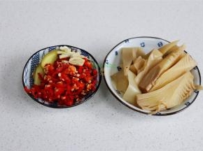 准备工作，鸭掌解冻清洗干净，不需要切小，整个鸭掌清洗即可。红辣椒、干辣椒、生姜、大蒜、分别清洗干净，切好备用。其中，鸭掌如果是冷冻，可以提前一个晚上从冷冻室拿到冷藏室，这样就不需要等待解冻。
