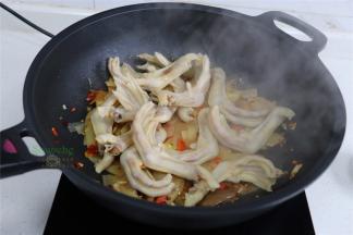 接着放入鸭掌、甜辣酱、酱油、啤酒、盐，旺火煮沸之后，转小火，盖上锅盖炖15分钟左右。其中，啤酒要浸没鸭掌。