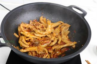 开盖之后，用锅铲翻炒，香飘四溢，这个时候的鸭掌已经煮熟入味，颜色也非常好看。转为旺火，收汁，把汤汁全部煮干。远远就能闻得到香味，太好吃了！