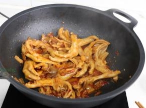 开盖之后，用锅铲翻炒，香飘四溢，这个时候的鸭掌已经煮熟入味，颜色也非常好看。转为旺火，收汁，把汤汁全部煮干。远远就能闻得到香味，太好吃了！