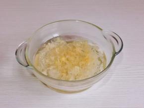 银耳掰开后冷水泡发。