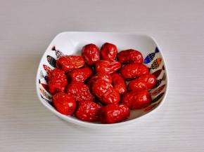 红枣洗净冷水泡10分钟。