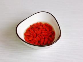 枸杞冷水泡软捞出。