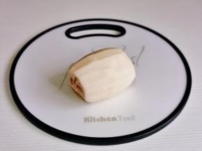 莲藕去皮洗净。