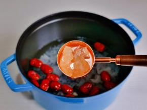 再加入冰糖，冰糖的量根据个人口味调整。