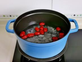 大火烧开转小火炖出胶来。