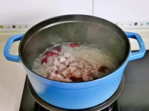 加入焯水的银耳，再炖10分钟。