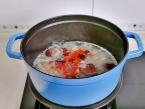 最后加入泡发的枸杞煮5分钟关火。