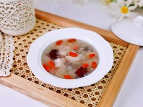 莲藕银耳红枣羹。