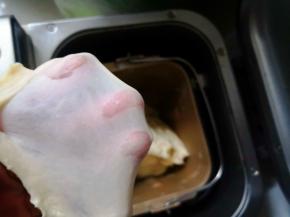 除黄油和抹面材料外所有原料放入面包机，揉至出厚膜，再加入黄油揉至出薄膜