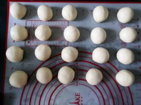 平均分成20份，搓圆