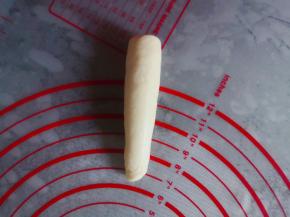 从一边往另一边卷起，形成水滴状