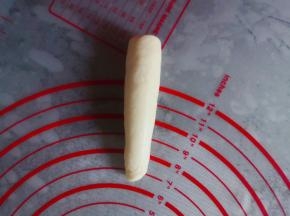 从一边往另一边卷起，形成水滴状