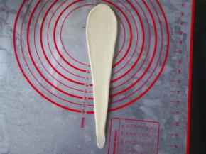 擀开，尽量擀长