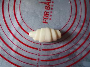 从宽的一头卷起