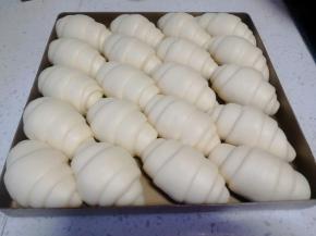 放进烤箱发酵至2倍大（烤箱最下层放置盛水的烤盘）