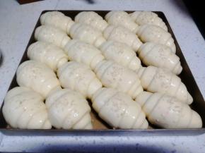 表面刷蛋液，撒白芝麻