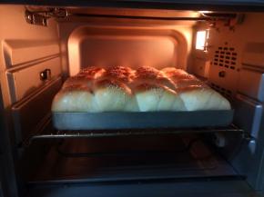 放入预热好的烤箱中下层上下火160度，烘烤20分钟左右