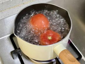 西红柿表面划“十”字刀口，下沸水焯烫一会儿，把皮剥掉。
