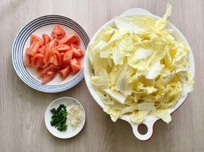 西红柿切成小块，白菜洗净撕成小块，小葱切成葱花，大蒜切成蒜末。
