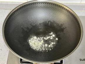 锅里热油，下蒜末爆香。